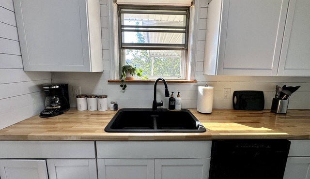 Roost’n Roanoke: pet friendly, fenced yard, 5-min to airport