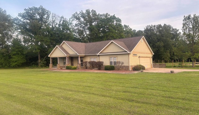 Rooted Rest Retreat ~ 3-br, fully furnished house right next to Dodson Farm