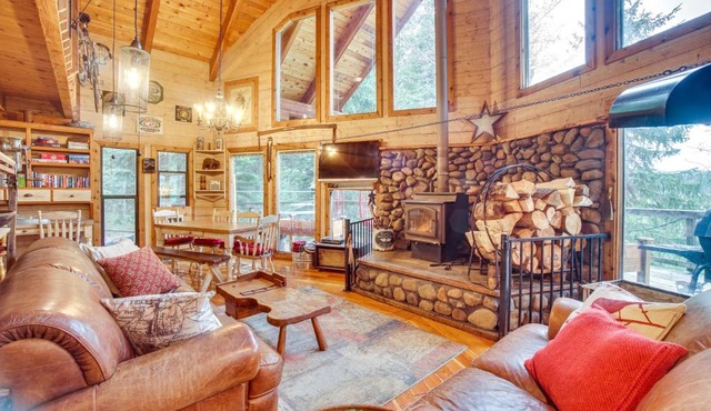 Roots Rustic Retreat Tree-Lined Cabin in McCall