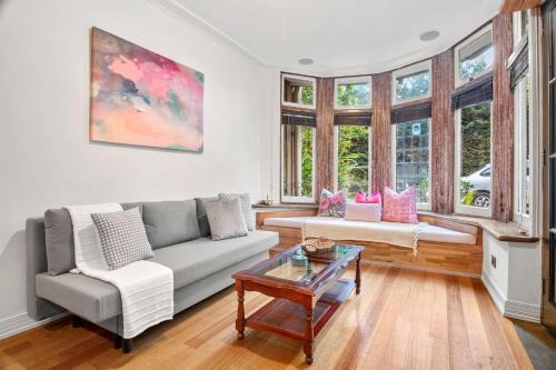 Rosa & Noir - Riverside Escape near Botanic Gardens