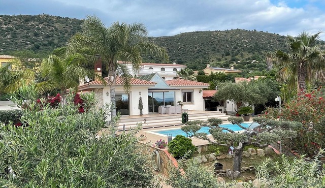 Rosas luxurious Villa is in a wooded park private pool, peaceful, all amenities