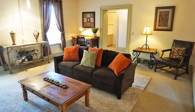 Roscoe Retreat in Heart of Historic Roscoe Village