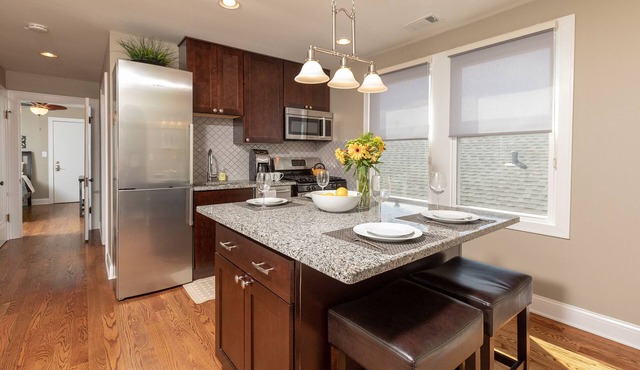 Roscoe Village Inn -Guesthouse - Walk to Chicago's Wrigley Field