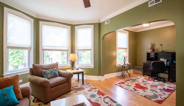 Roscoe Village- Only steps to cute shops & dining! Sleeps 4-6