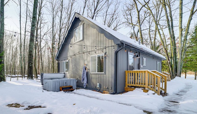 Roscommon Chalet w/Hot Tub Near Higgins Lake!