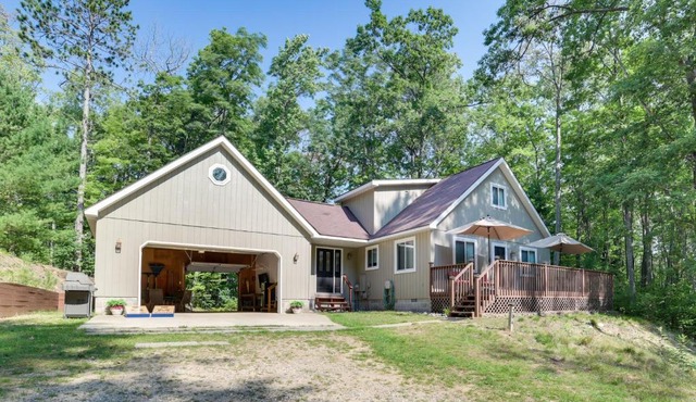 Roscommon Retreat with Deck about 1 Mile to Higgins Lake