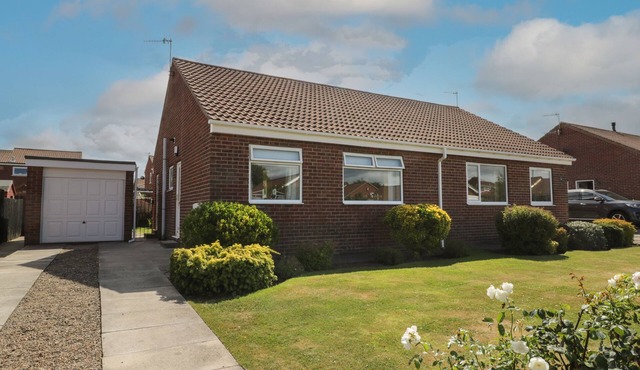 ROSE BUNGALOW, family friendly, with a garden in Whitby