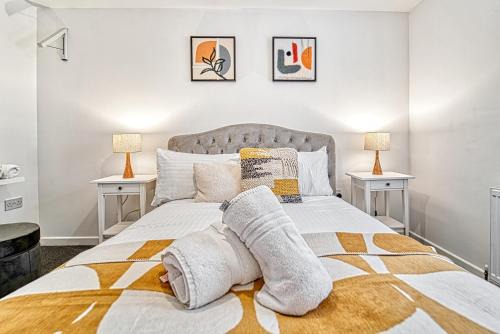 Rose Cottage- 2 Bedrooms with Parking!