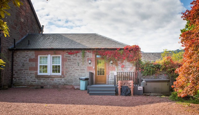 Rose Cottage (Auchendennan) - sleeps 4 guests in 2 bedrooms