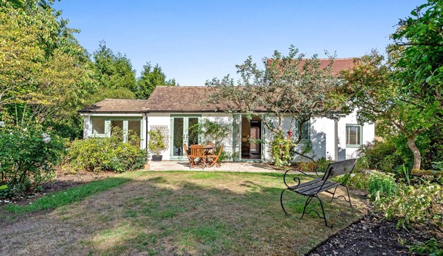 Rose Cottage, Bredons Norton - sleeps 8 guests in 3 bedrooms