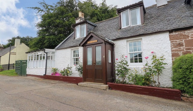 ROSE COTTAGE, family friendly, with a garden in Strathpeffer