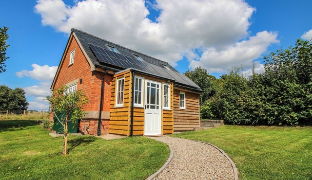 ROSE COTTAGE, family friendly, with a garden in Garway