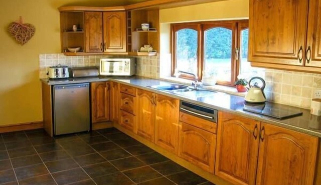 ROSE COTTAGE, family friendly, with hot tub in Llandyrnog