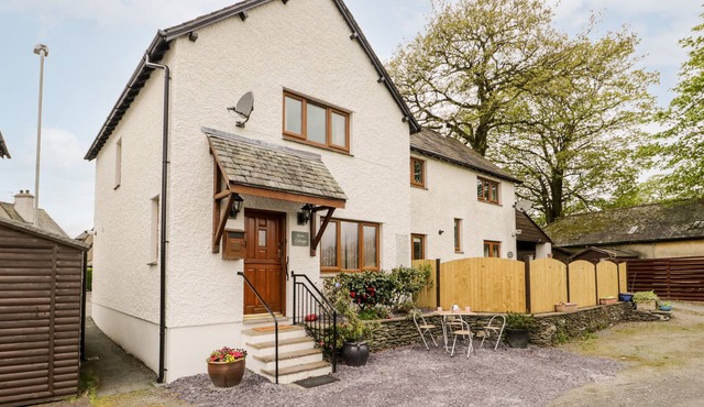 ROSE COTTAGE, family friendly, with a garden in Burneside
