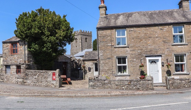 ROSE COTTAGE, family friendly, with a garden in Settle