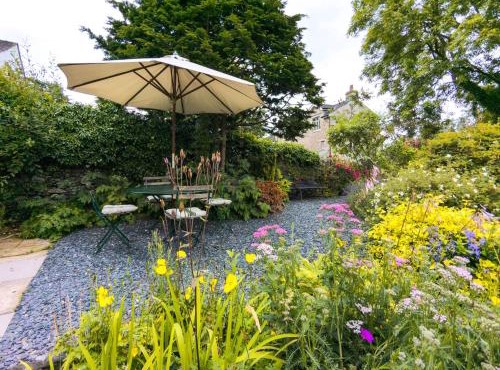 Rose Cottage - Garden, parking and near a Pub