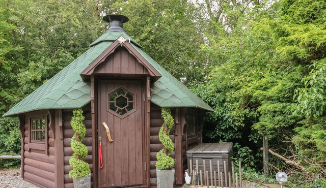 ROSE COTTAGE, luxury holiday cottage, with open fire in Belper