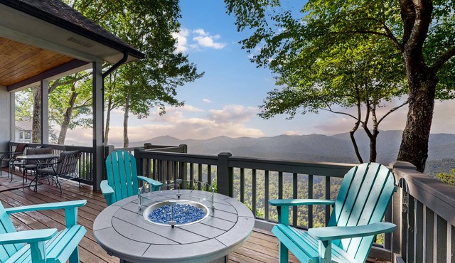 Rose Cottage: Panoramic Mtn Views, Screened Porch, Stunning Terrace + Firepit