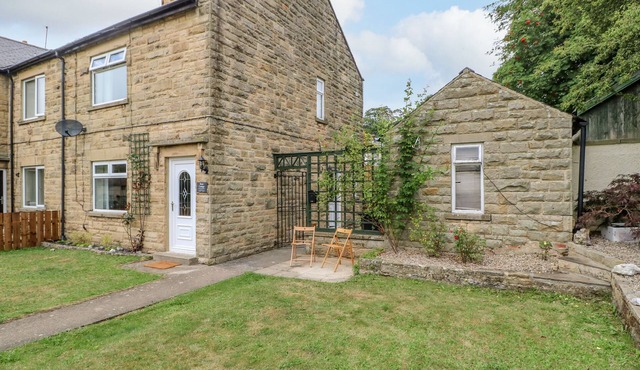 ROSE COTTAGE, pet friendly, with a garden in Middleton-In-Teesdale