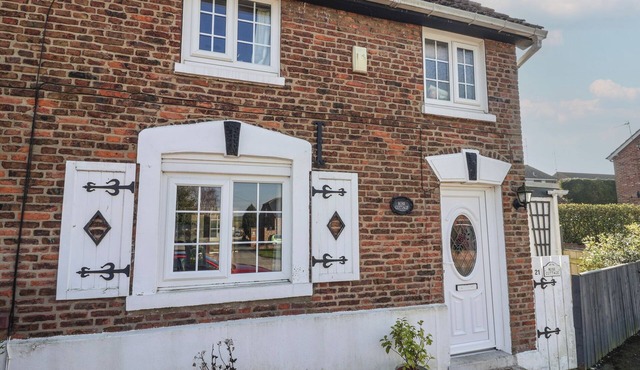 ROSE COTTAGE, pet friendly, character holiday cottage in Cottingham