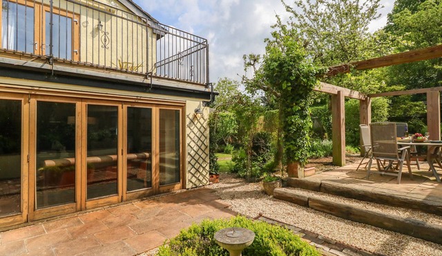 ROSE COTTAGE, pet friendly, character holiday cottage in Preston