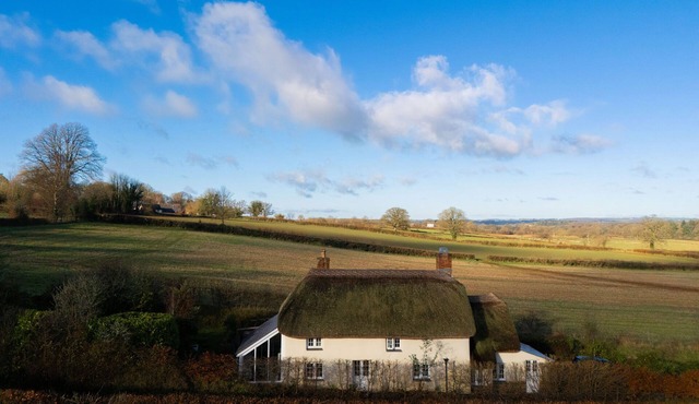 ROSE COTTAGE, pet friendly, with hot tub in Okehampton