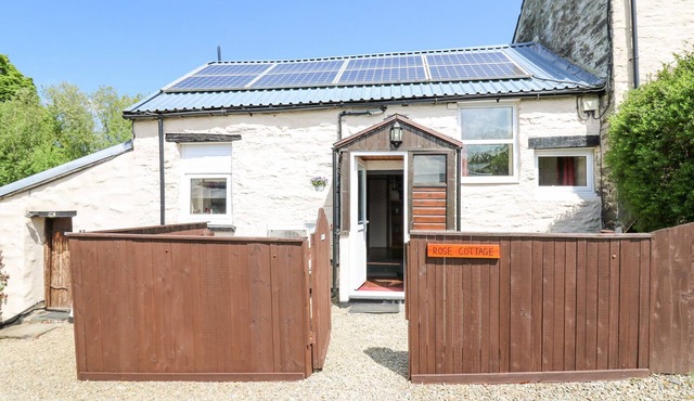 ROSE COTTAGE, pet friendly, character holiday cottage in Penrhiwllan