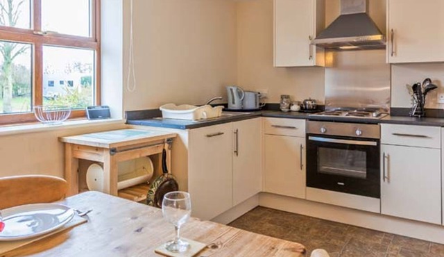 ROSE COTTAGE, pet friendly, character holiday cottage in Eppleby
