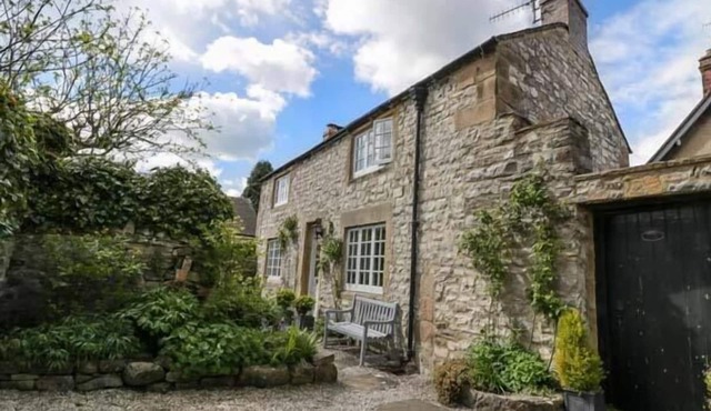 ROSE COTTAGE, pet friendly, with open fire in Ashford-In-The-Water