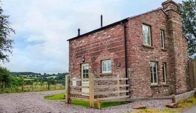 ROSE COTTAGE, pet friendly, character holiday cottage in Welsh Newton