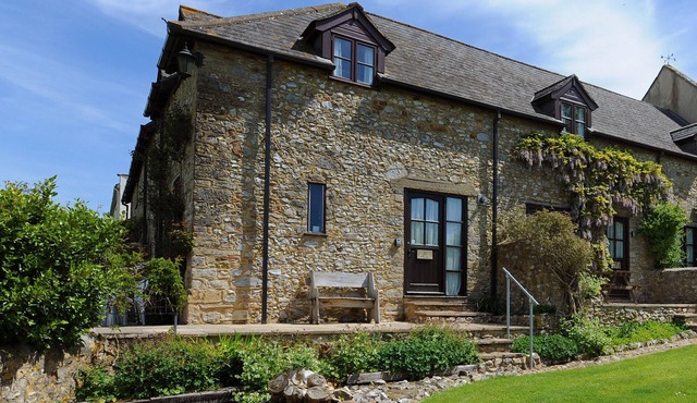 ROSE COTTAGE, pet friendly, with a garden in Musbury