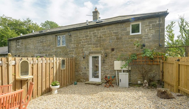 ROSE COTTAGE, pet friendly, character holiday cottage in Edlingham