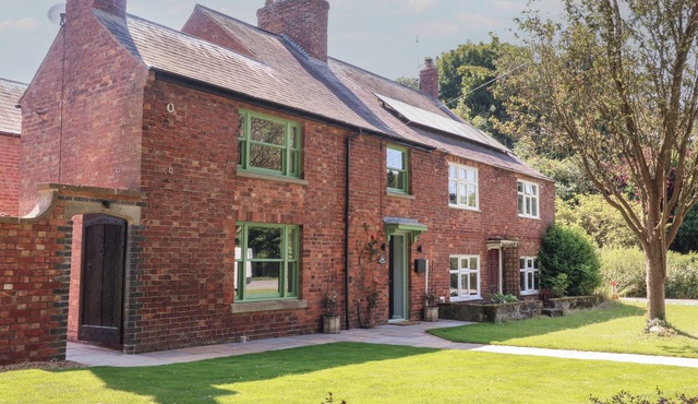 ROSE COTTAGE, pet friendly, with open fire in Oakham