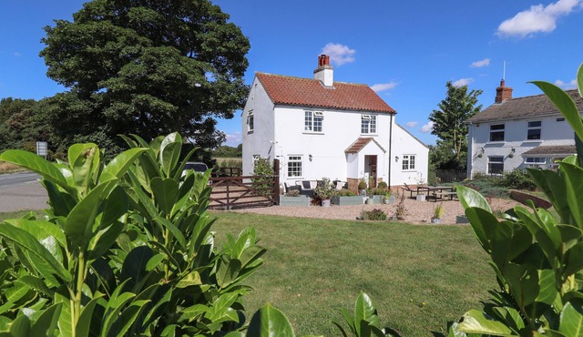 ROSE COTTAGE, pet friendly, character holiday cottage in Louth