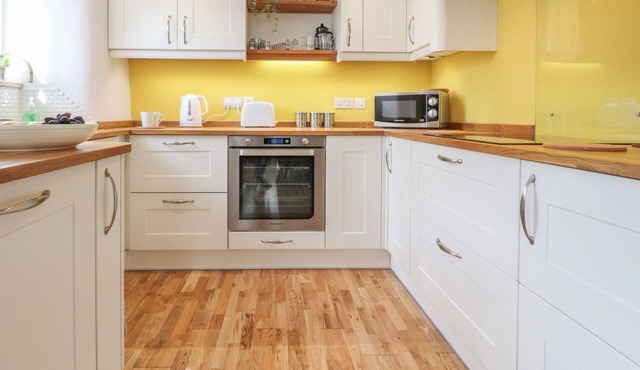 ROSE COTTAGE, romantic, character holiday cottage in Chatburn