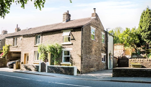 ROSE COTTAGE, romantic, character holiday cottage in Chinley