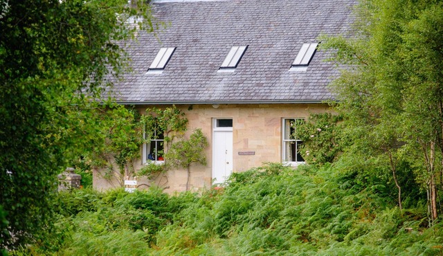 Rose Cottage – Romantic Retreat on the banks of the River Aline