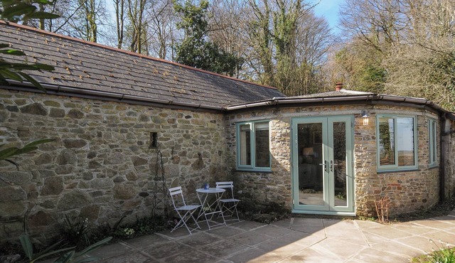 ROSE COTTAGE, with hot tub in Callington