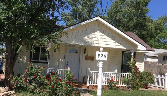 Rose Haven Cottage is a small comfortable home. In the heart of Montrose.