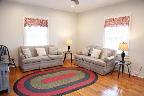 Rose Hill Cottage Lake Views & Mansion Grounds