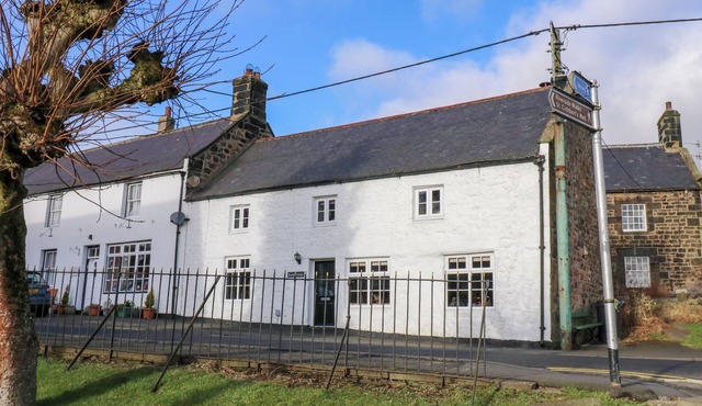 ROSE HIP COTTAGE, pet friendly, with open fire in Bellingham