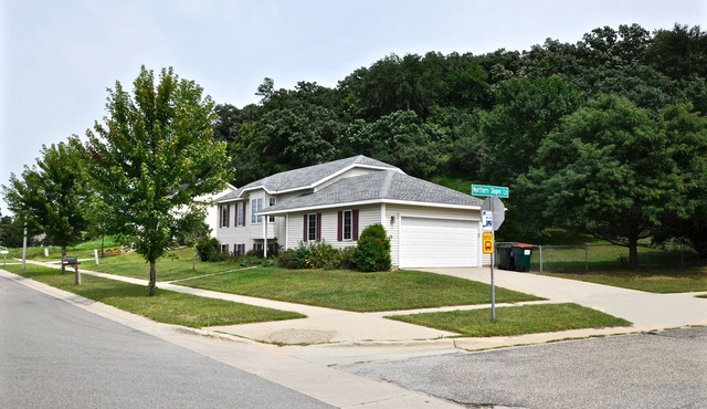 Rose House-Spacious 4 Bdrm- 2 bath house -4 Miles from Mayo Clinic-St.Mary's