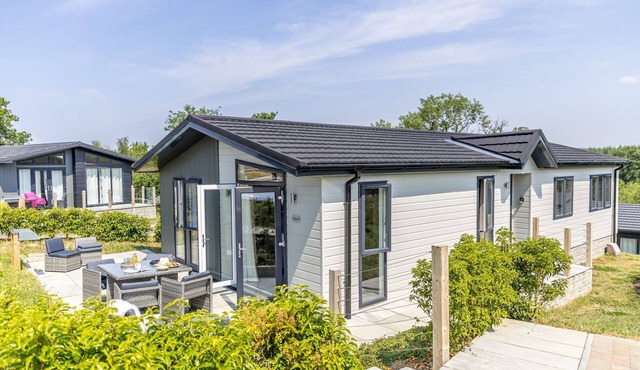 Rose Lodge, 21 Roadford Lake Lodges - Hot Tub - Free Parking & WiFi