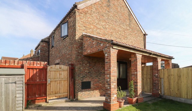 ROSE, pet friendly, character holiday cottage in Barlby