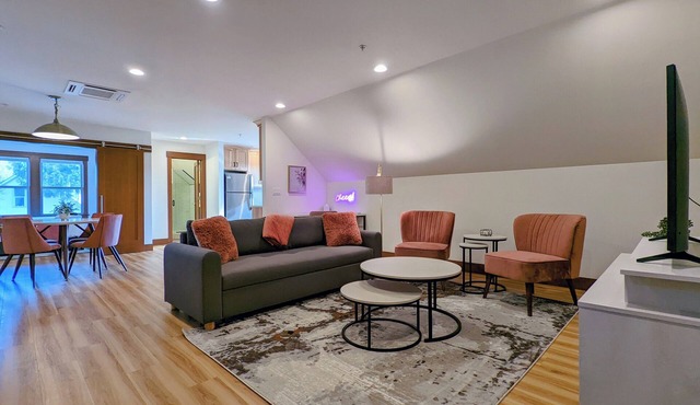 Rose Room - Sophisticated, Playful, Designer Suite, Downtown, Dog-Friendly