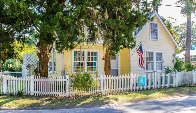 Rose's Folie c1939! Charming unique North End Cottage, fenced yard for pets!