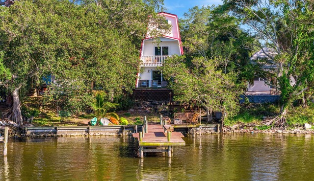 Rose's Riverside Chalet - 4BR Waterfront Escape - 4BR Waterfront Escape with Kayaks!