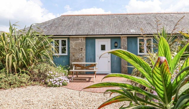 ROSE'S STABLE, pet friendly, character holiday cottage in Truro