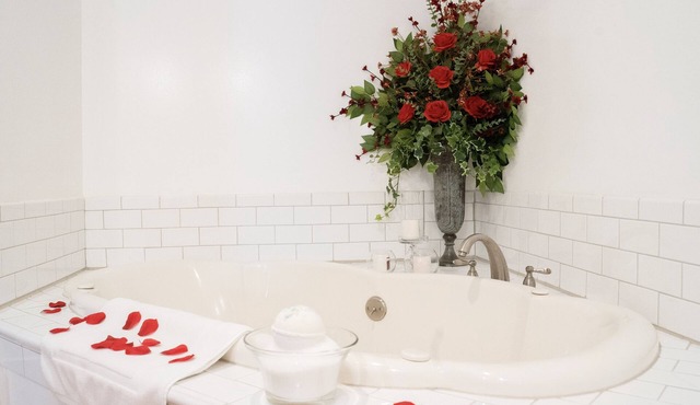 Rose Tranquility Cottage -Jetted Tub-Balcony