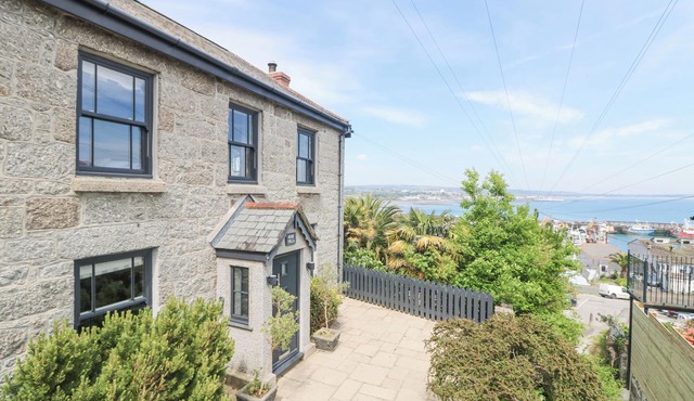 ROSE VILLA, pet friendly, country holiday cottage in Newlyn